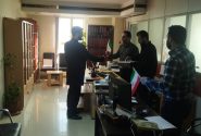 توزیع پرچم ایران و شیرینی به مناسبت ۲۲ بهمن