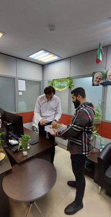 توزیع شیرینی میان همکاران به مناسبت حلول ماه رجب و میلاد امام باقر(ع)+ گزارش تصویری